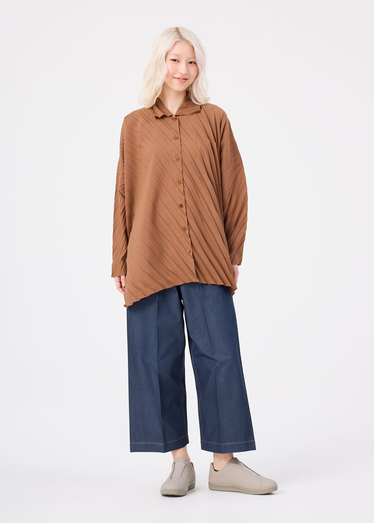 ANGLE PLEATS SHIRT、ウィメンズ_トップス_トップ、着用画像3