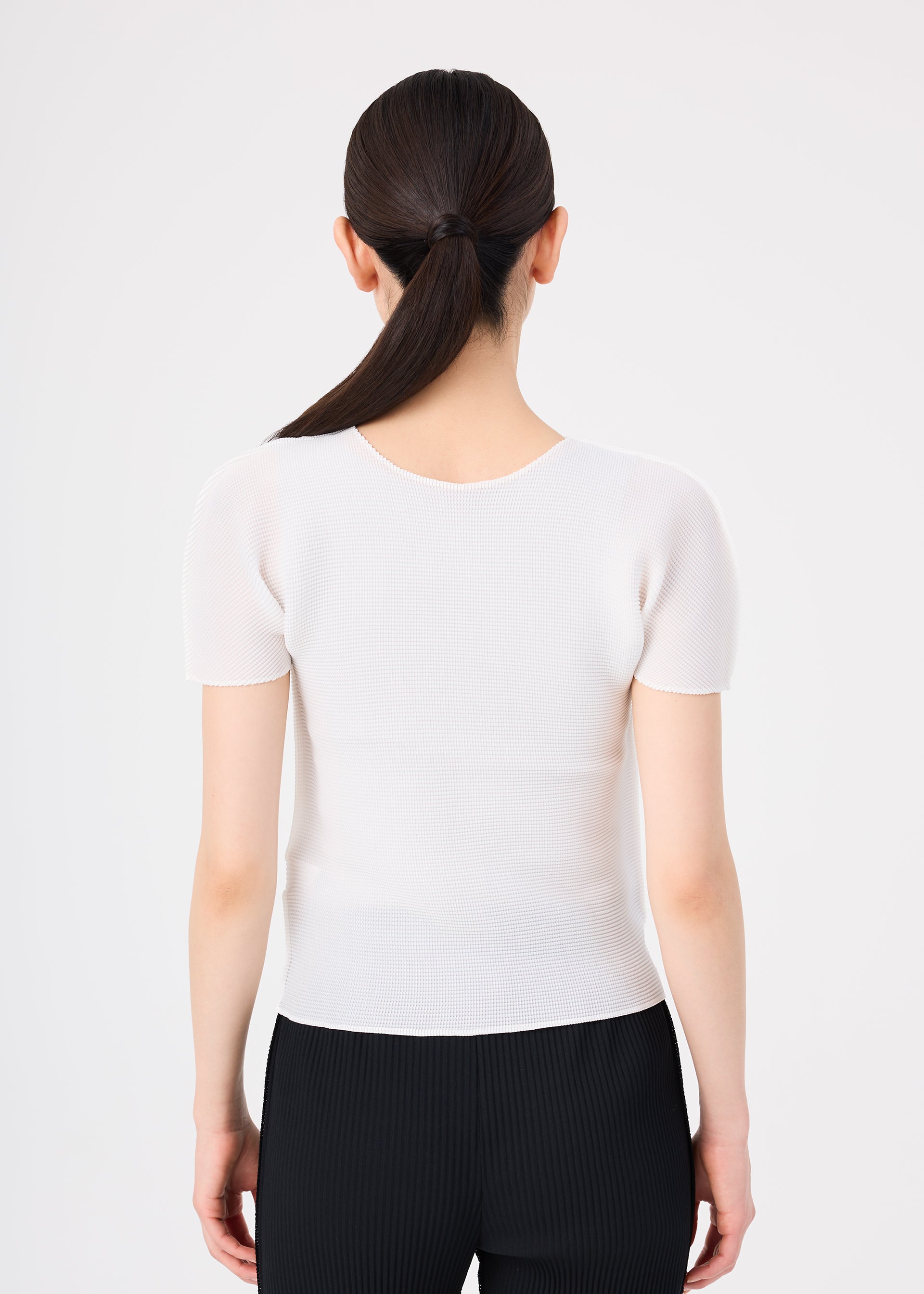 【1316様】*me ISSEY MIYAKE* ホワイト 半袖トップス STRETCH PLEATS – isseymiyake.com