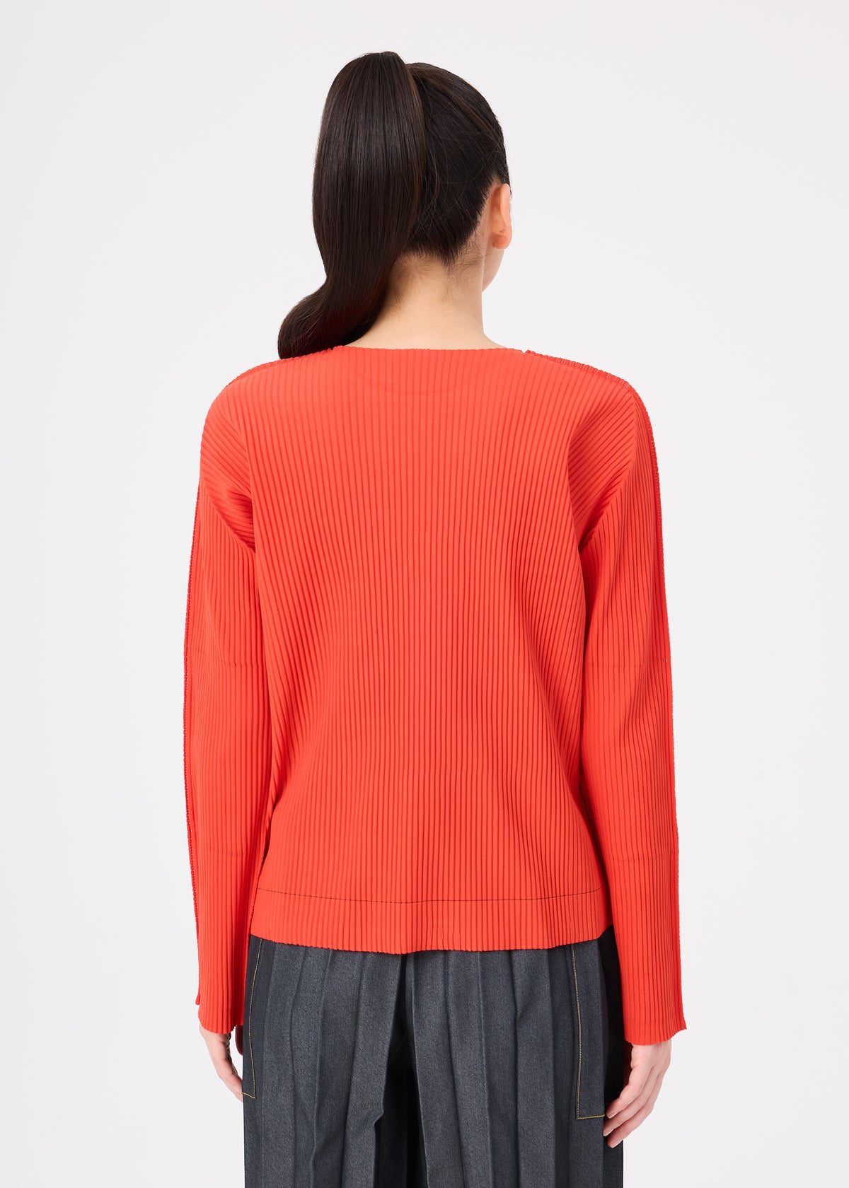 FINE KNIT PLEATS COLOR 2、ウィメンズ_トップス_トップ、着用画像2