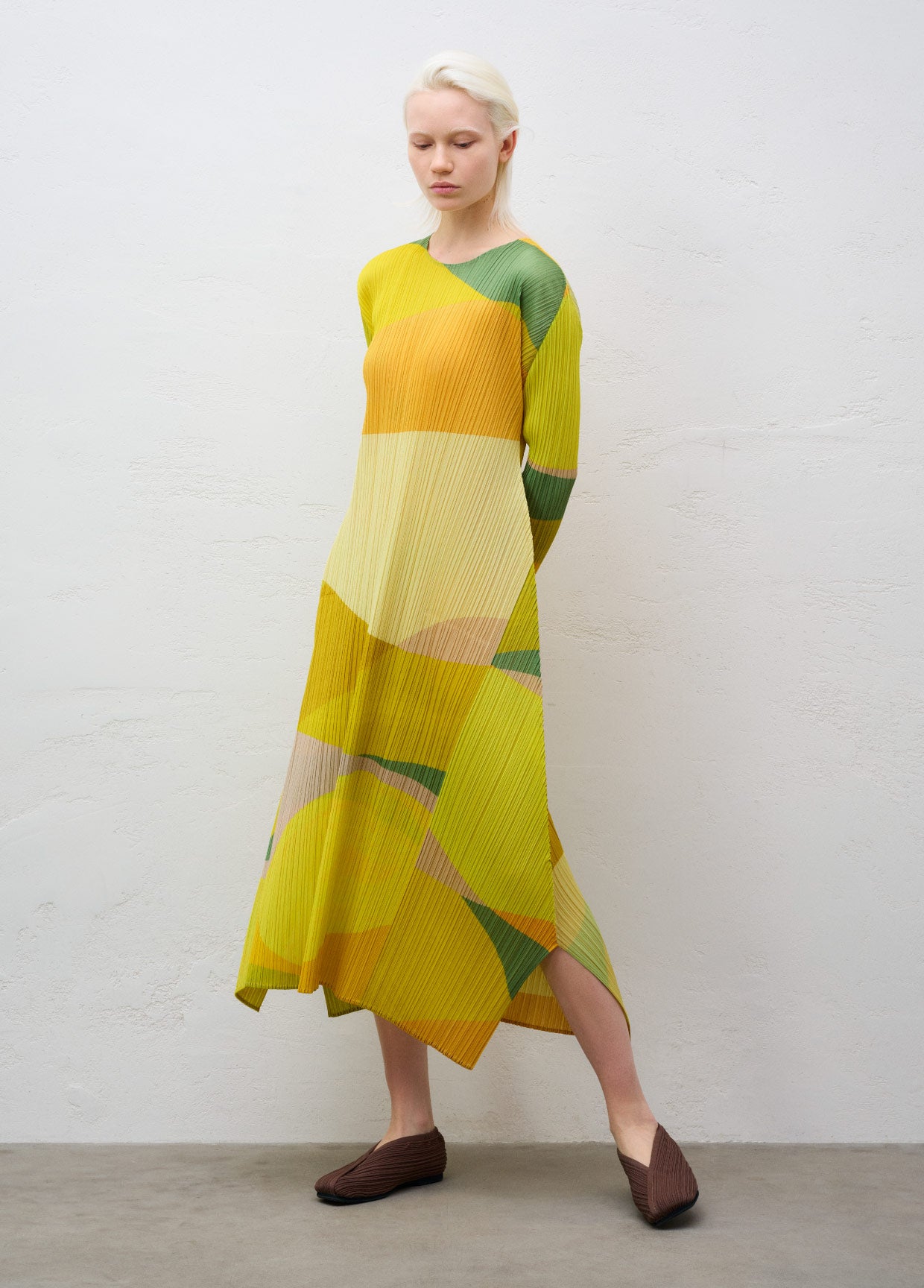 PLEATS PLEASE ISSEY MIYAKE ルック – isseymiyake.com