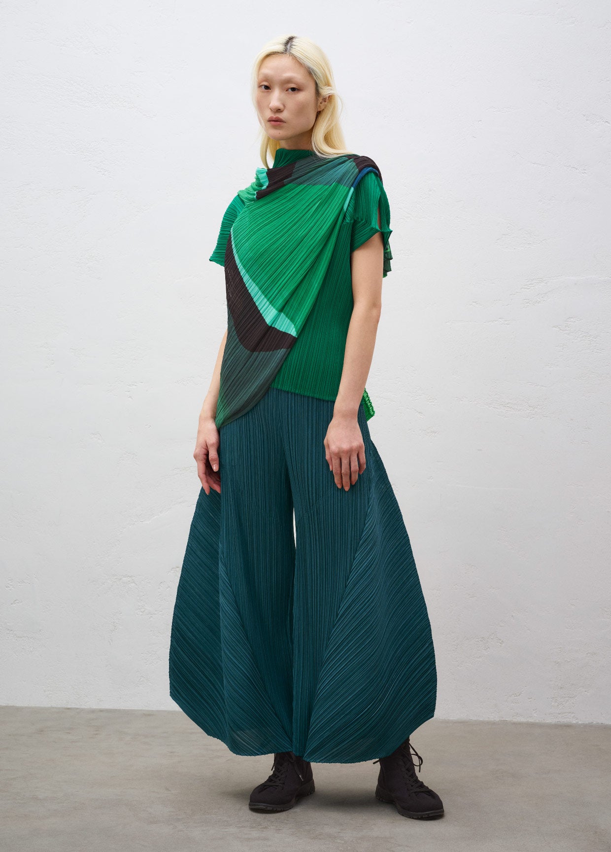 PLEATS PLEASE ISSEY MIYAKE ルック – isseymiyake.com PLEATS PLEASE ISSEY MIYAKE ルック – isseymiyake.com