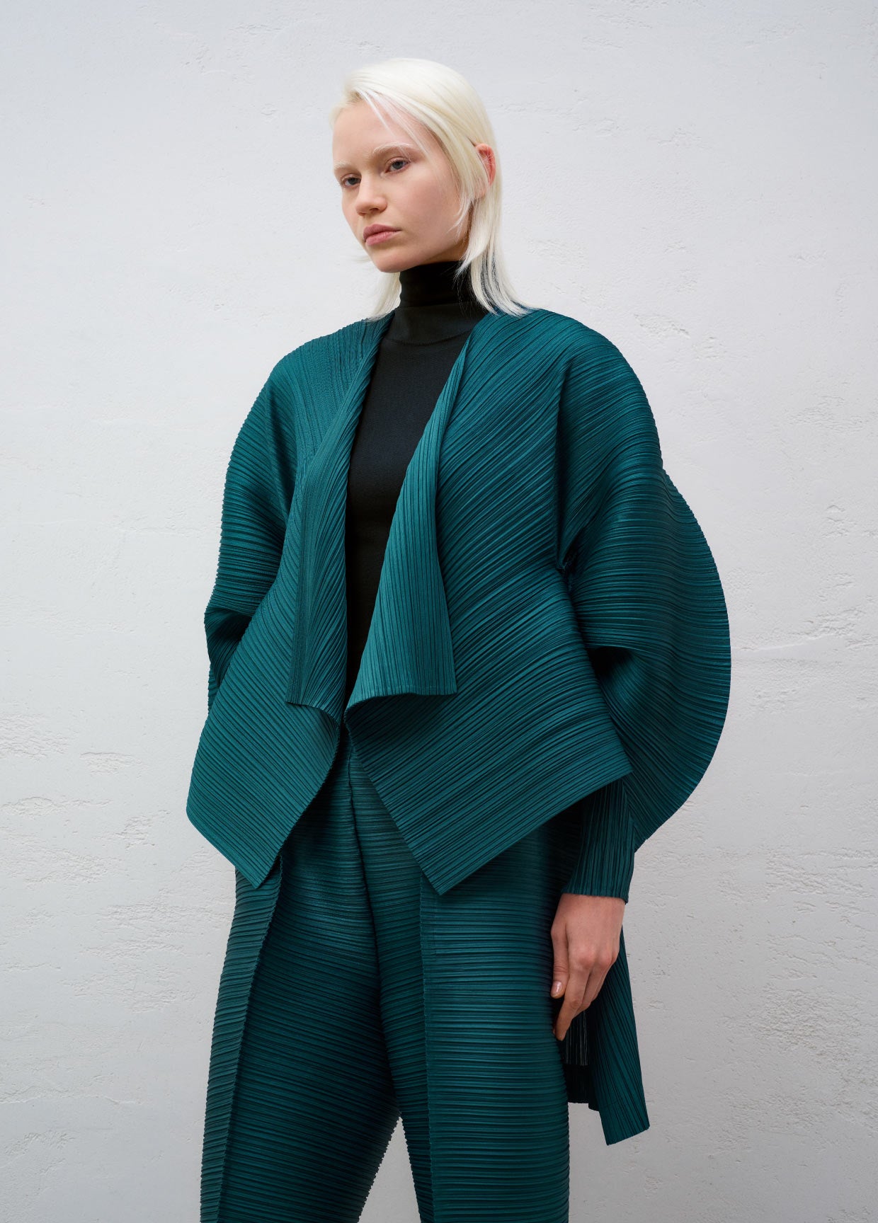 PLEATS PLEASE ISSEY MIYAKE ルック – isseymiyake.com