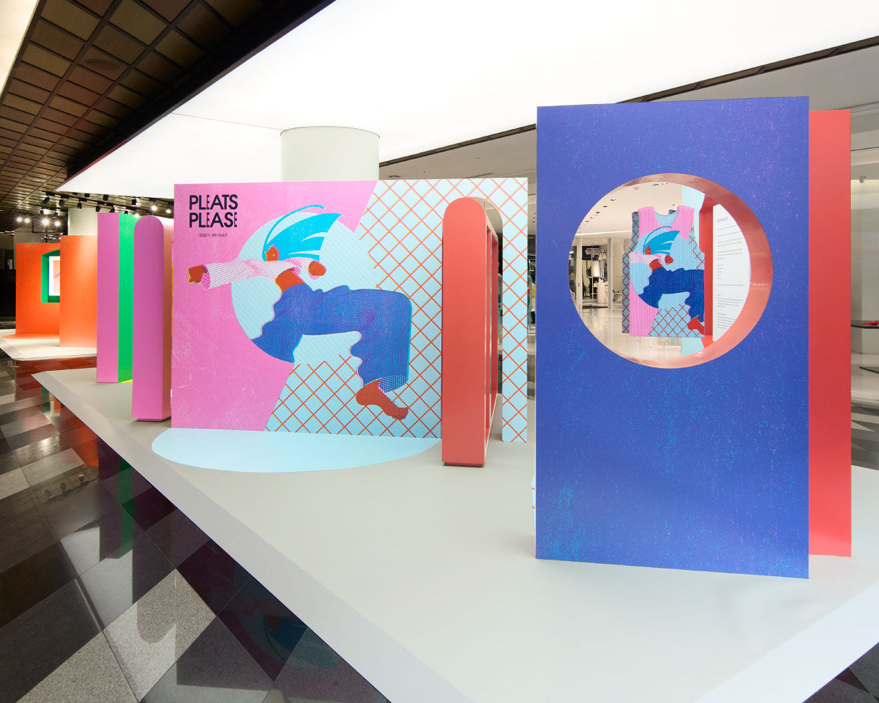 プリーツプリーズ　壁画 PLEATS PLEASE ISSEY MIYAKE 「SWINGING COLORS」 – isseymiyake.com
