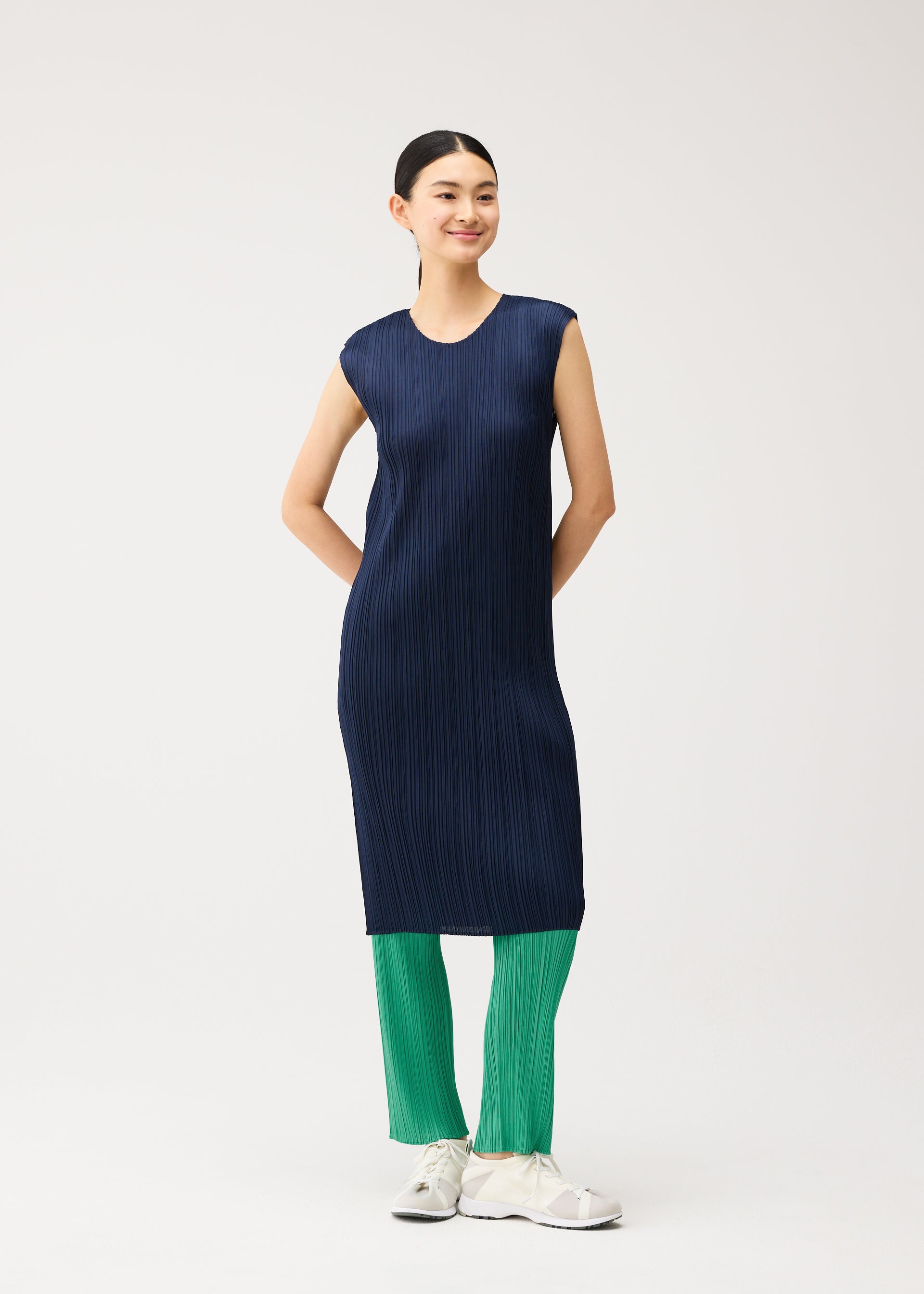 NEW COLORFUL BASICS 4 ネイビー サイズ5 NEW COLORFUL BASICS 5 – isseymiyake.com
