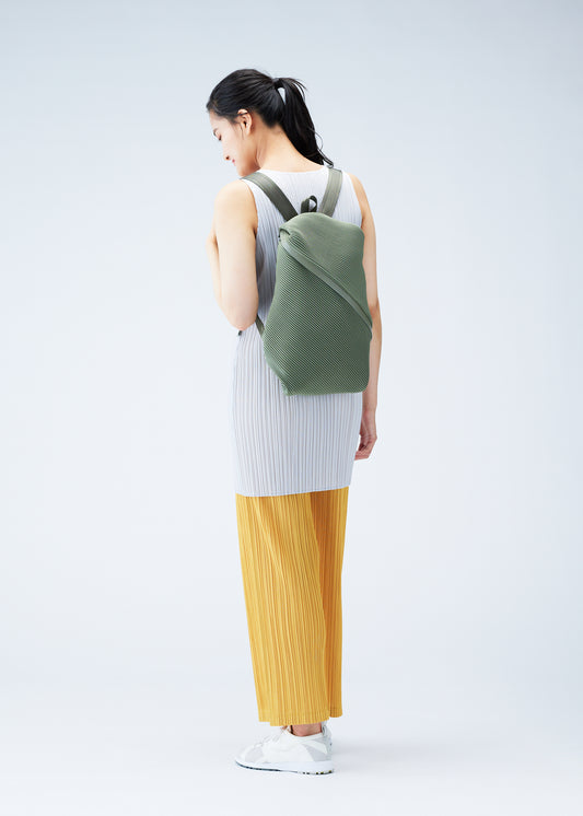 BIAS PLEATS BACKPACK、バッグ&財布_バックパック、着用画像1