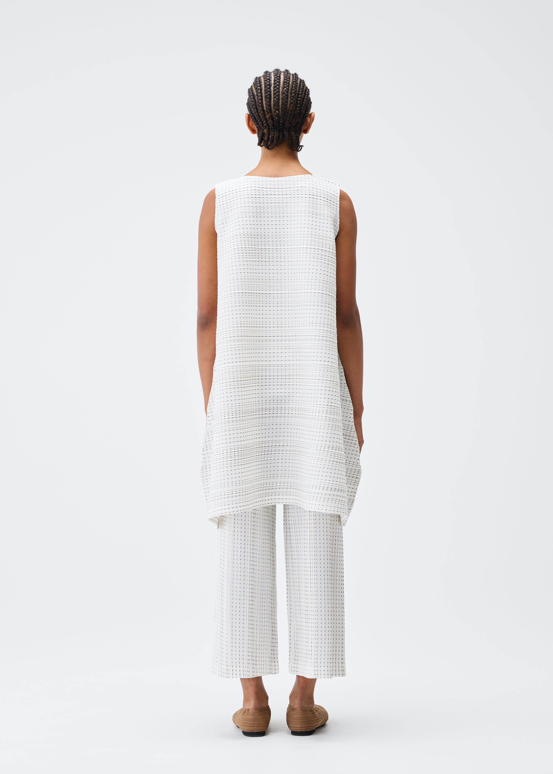 me ISSEY MIYAKE 横プリーツ　ボタン付きノースリーブチュニック me ISSEY MIYAKE 横プリーツ ボタン付きノースリーブチュニック