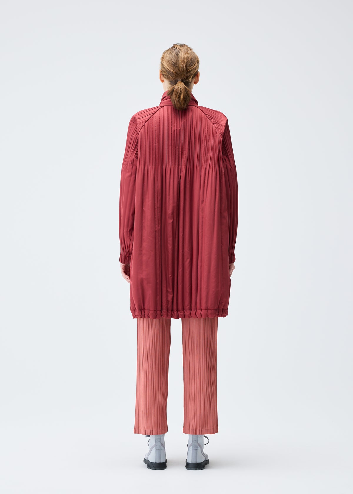 PADDED PLEATS COAT、ウィメンズ_ジャケット&コート_コート、着用画像3