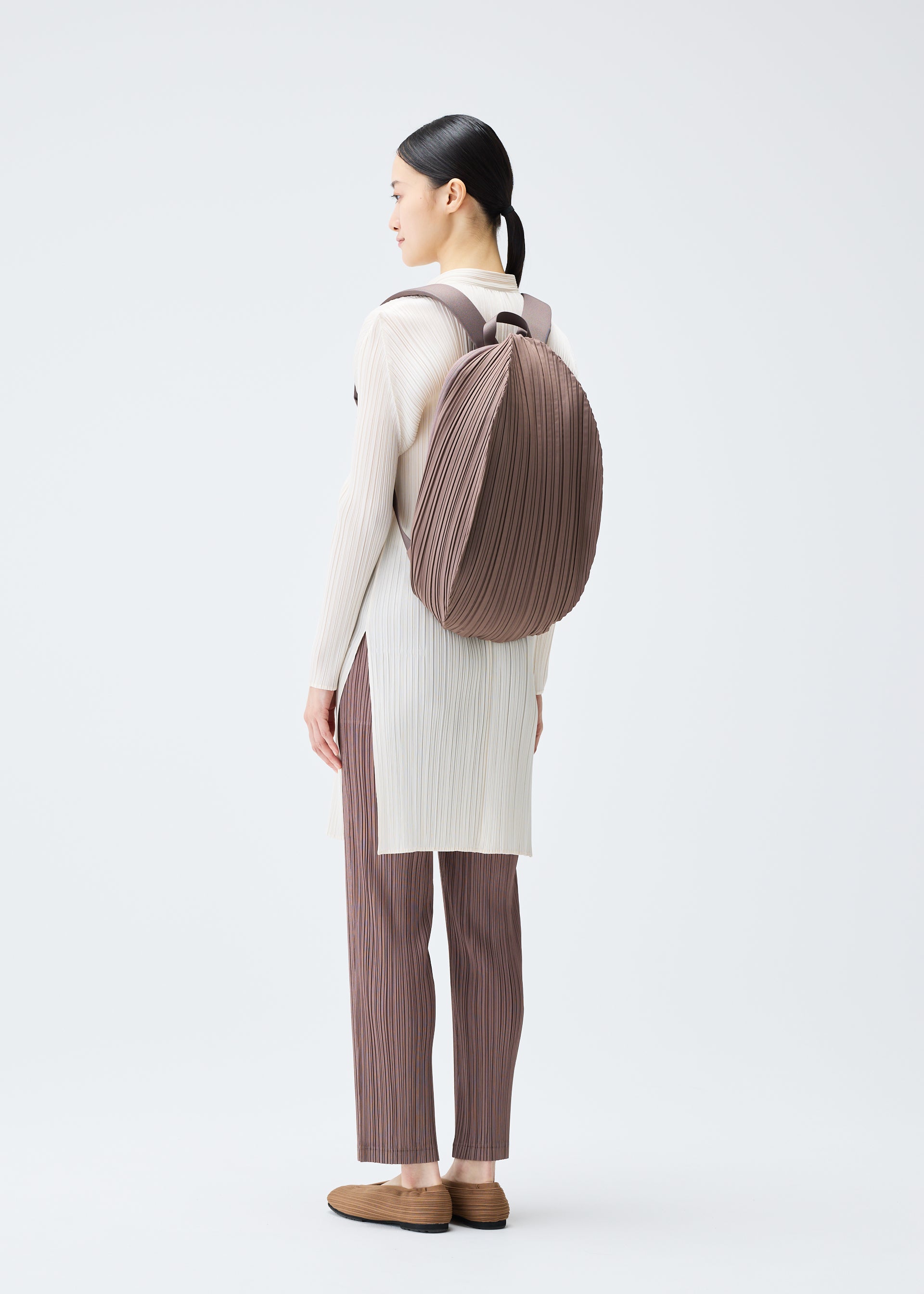 OVAL PLEATS BACKPACK、バッグ&財布_バックパック、着用画像1