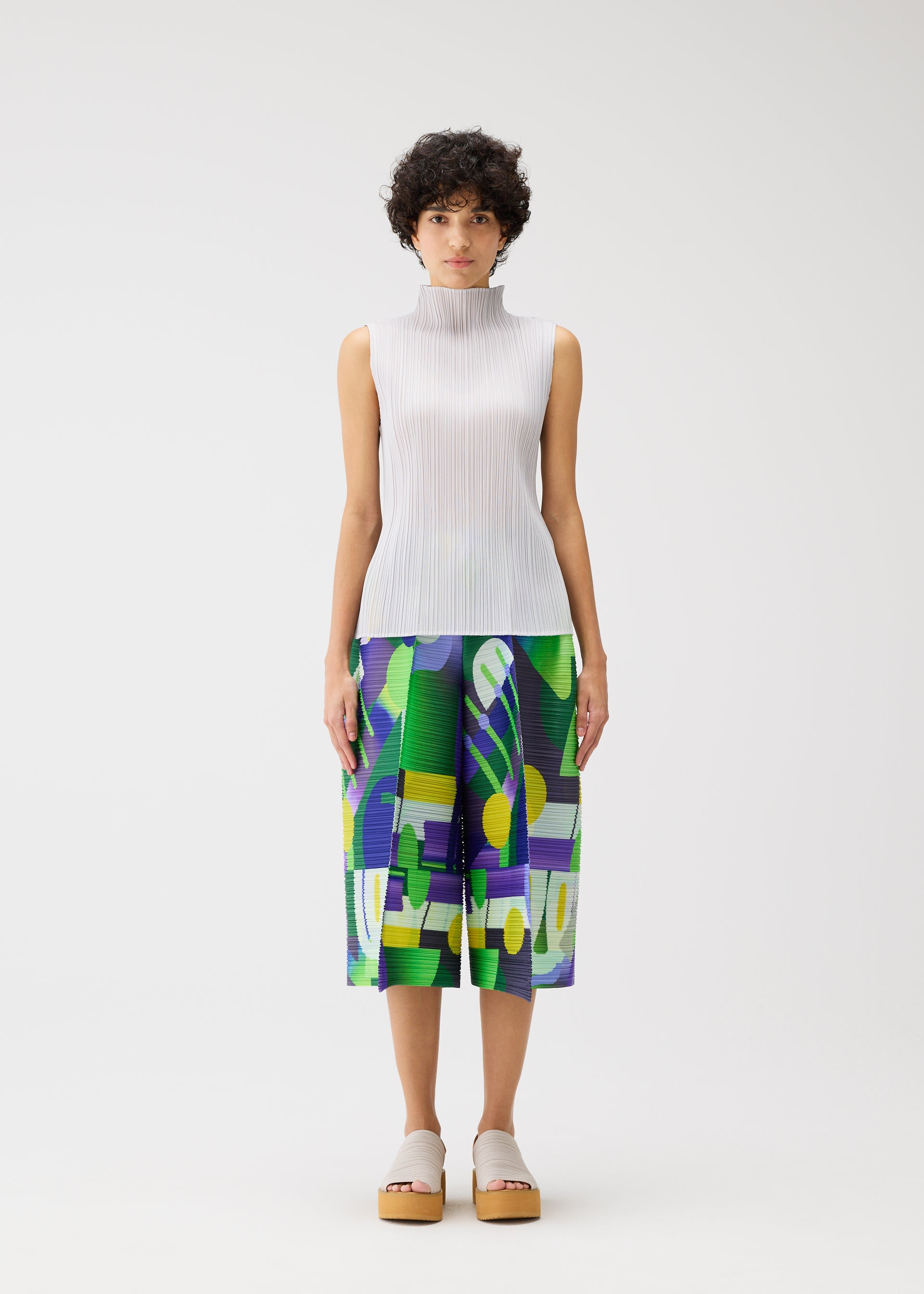 ウィメンズ／パンツ – Page 2 – isseymiyake.com