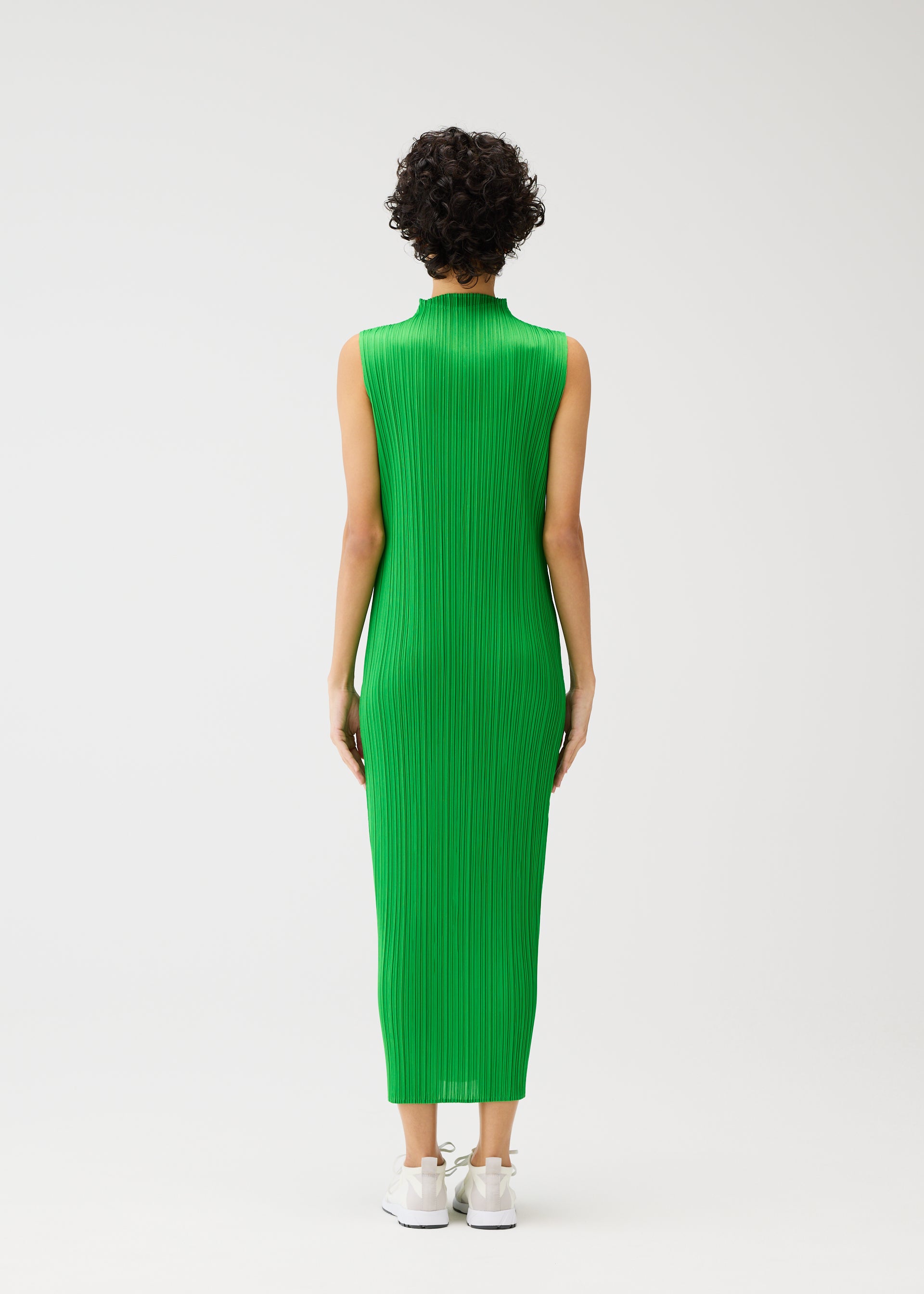 ISSEY MIYAKE オリーブ色ノースリーブワンピース MONTHLY COLORS : APRIL – isseymiyake.com