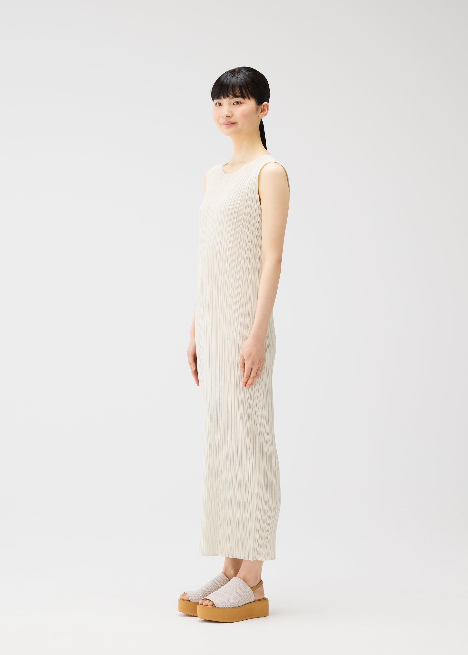 メイ MONTHLY COLORS : MAY – isseymiyake.com