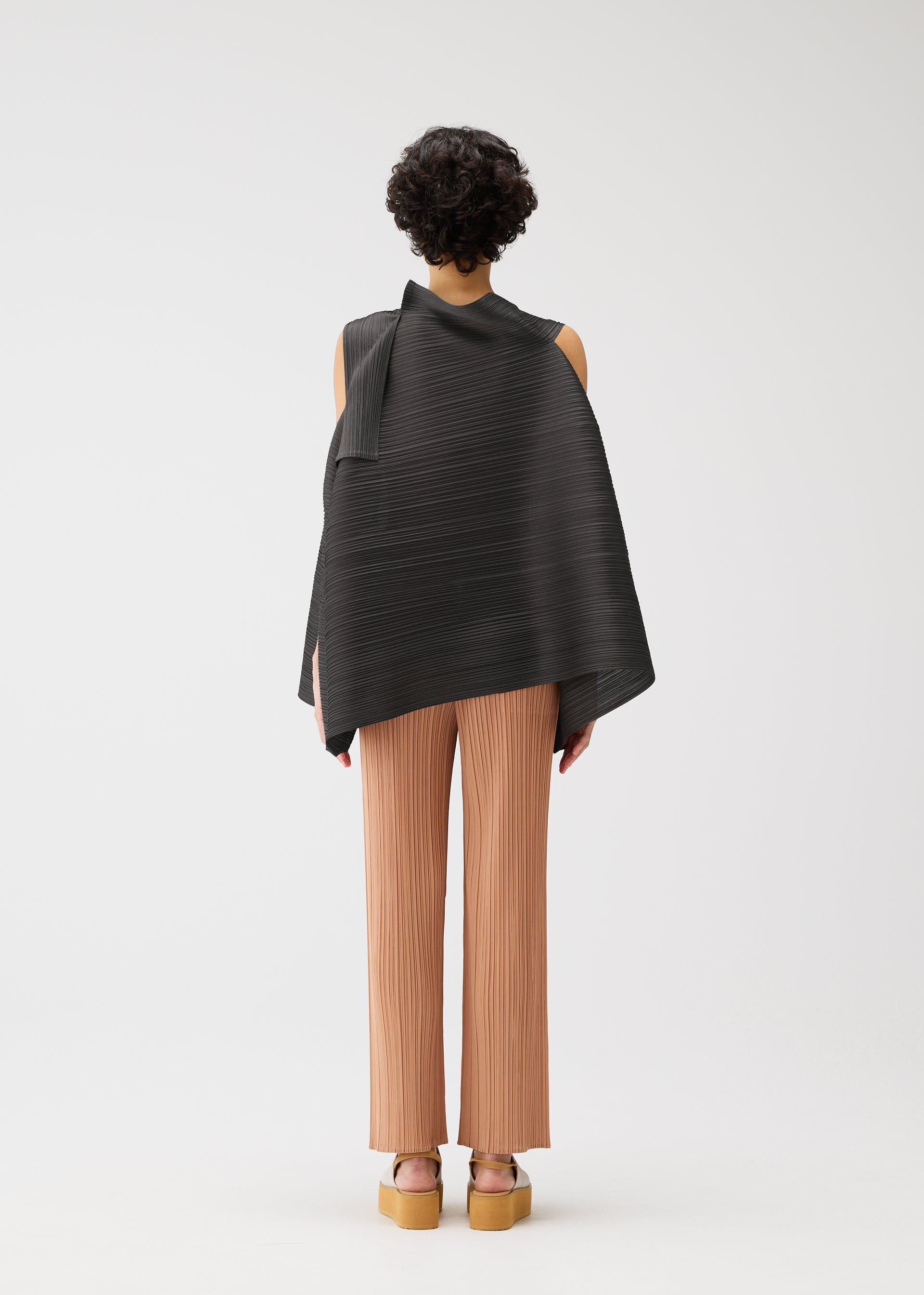 「結び」 BOUNCY BASKET – isseymiyake.com