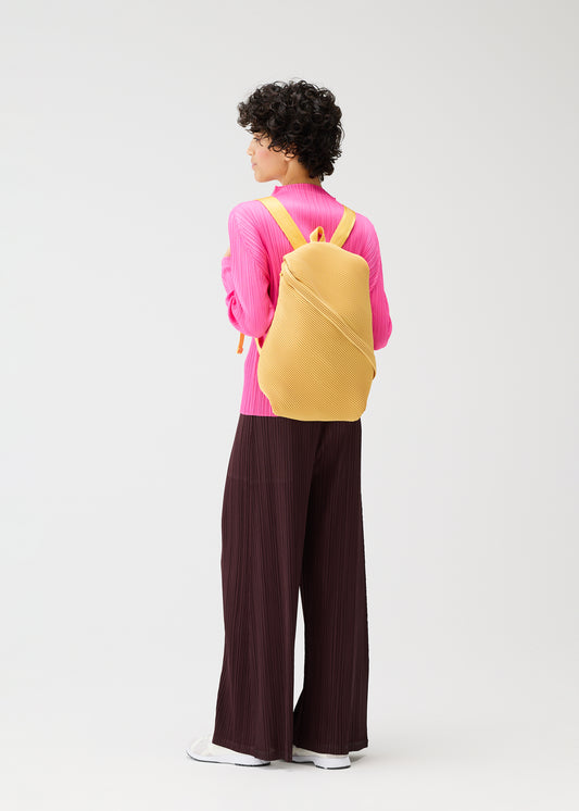 BIAS PLEATS BACKPACK、バッグ&財布_バックパック、着用画像1