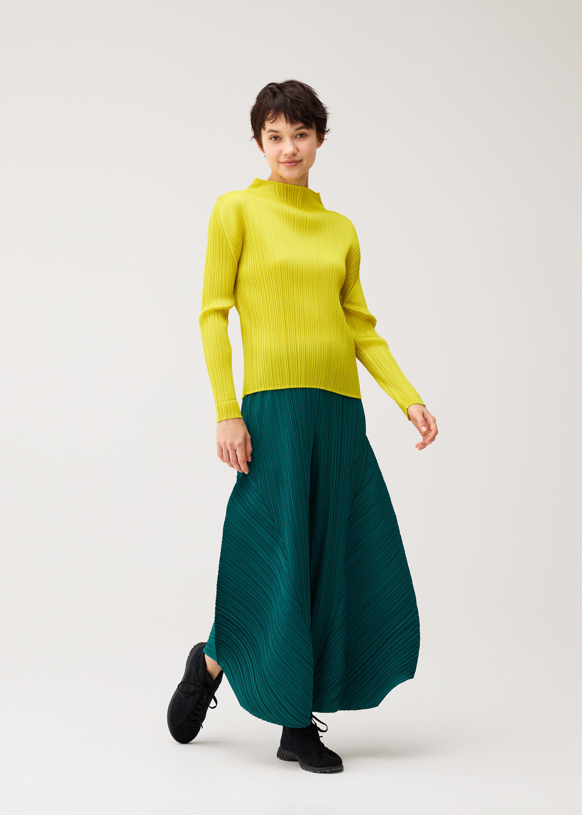 ISSEY MIYAKE 鮮やかな ライム グリーン ワイド パンツ MONTHLY COLORS : OCTOBER – isseymiyake.com