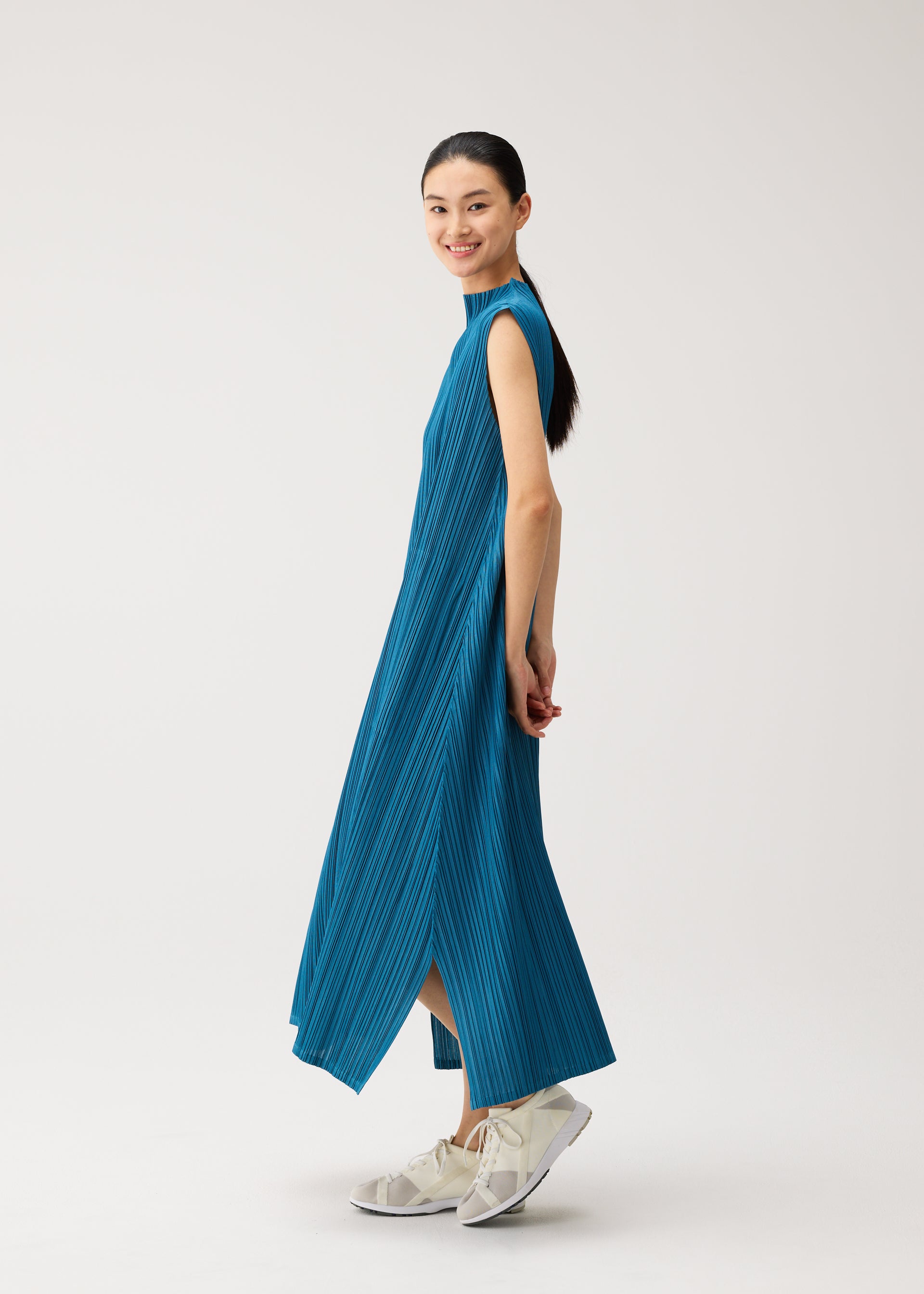 ISSEY MIYAKE　me ノースリーブワンピース MELLOW PLEATS – isseymiyake.com