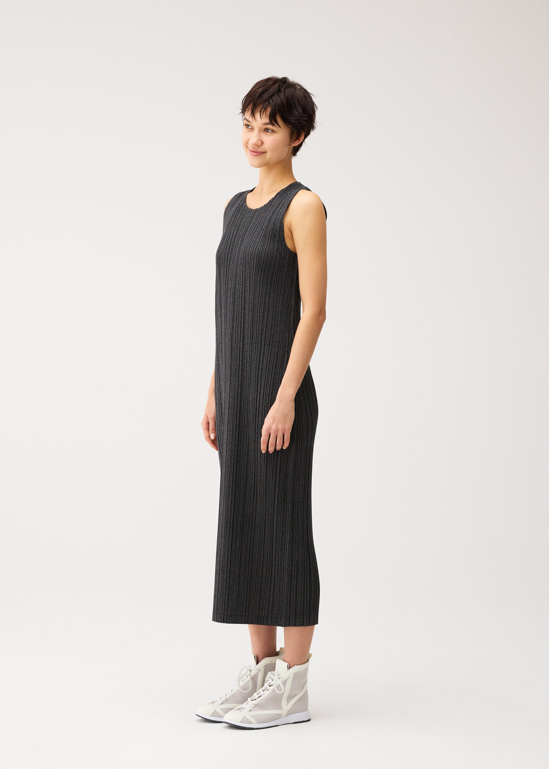 【me ISSEY MIYAKE】絞り染め タイダイ染シワ加工ワンピース 黒 F COTTON DENIM BLACK – isseymiyake.com