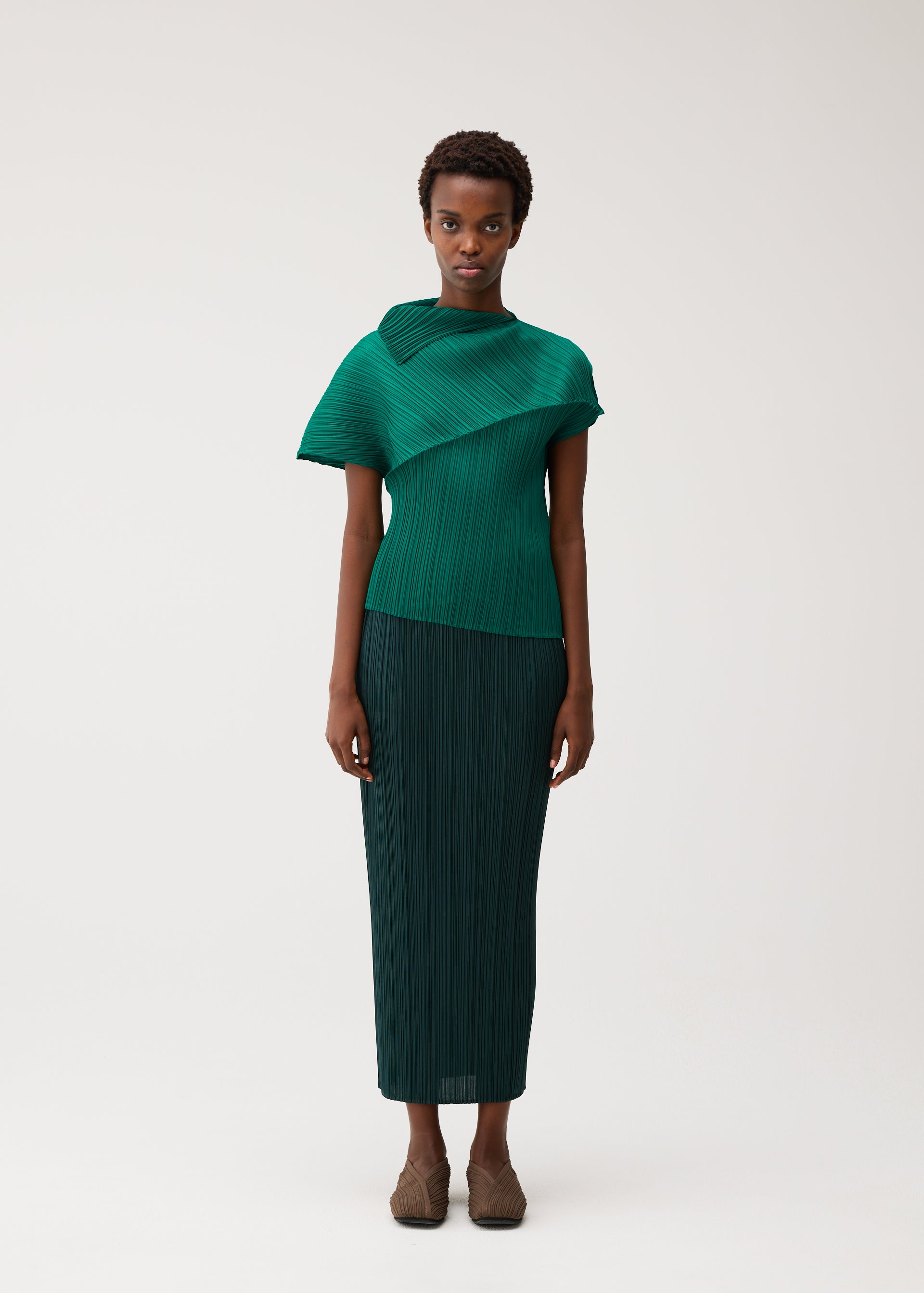 ウィメンズ／トップス／トップ – isseymiyake.com