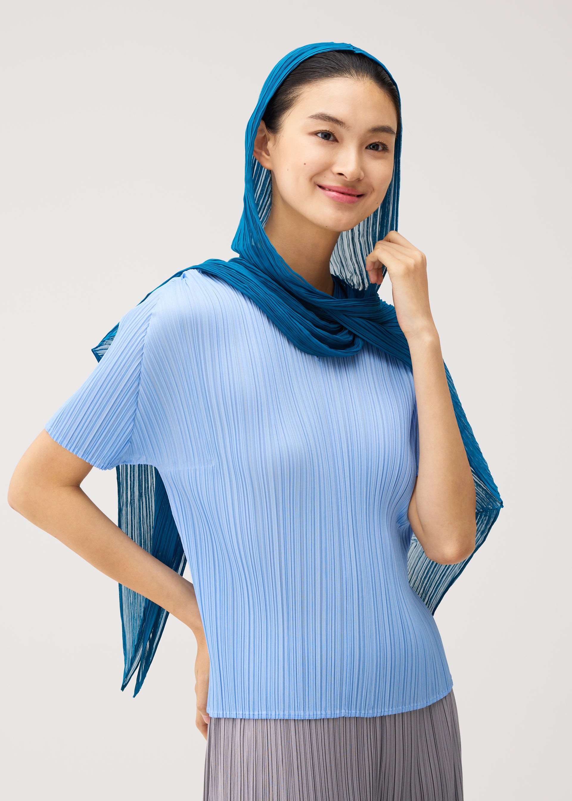 FOLD HOOD SCARF – isseymiyake.com
