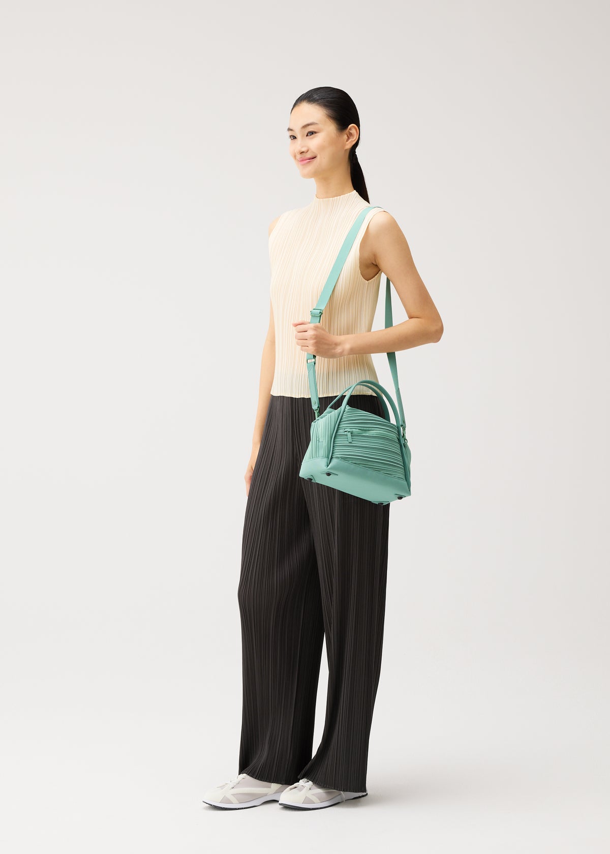 BIAS PLEATS BAG、バッグ&財布_ショルダーバッグ、着用画像2