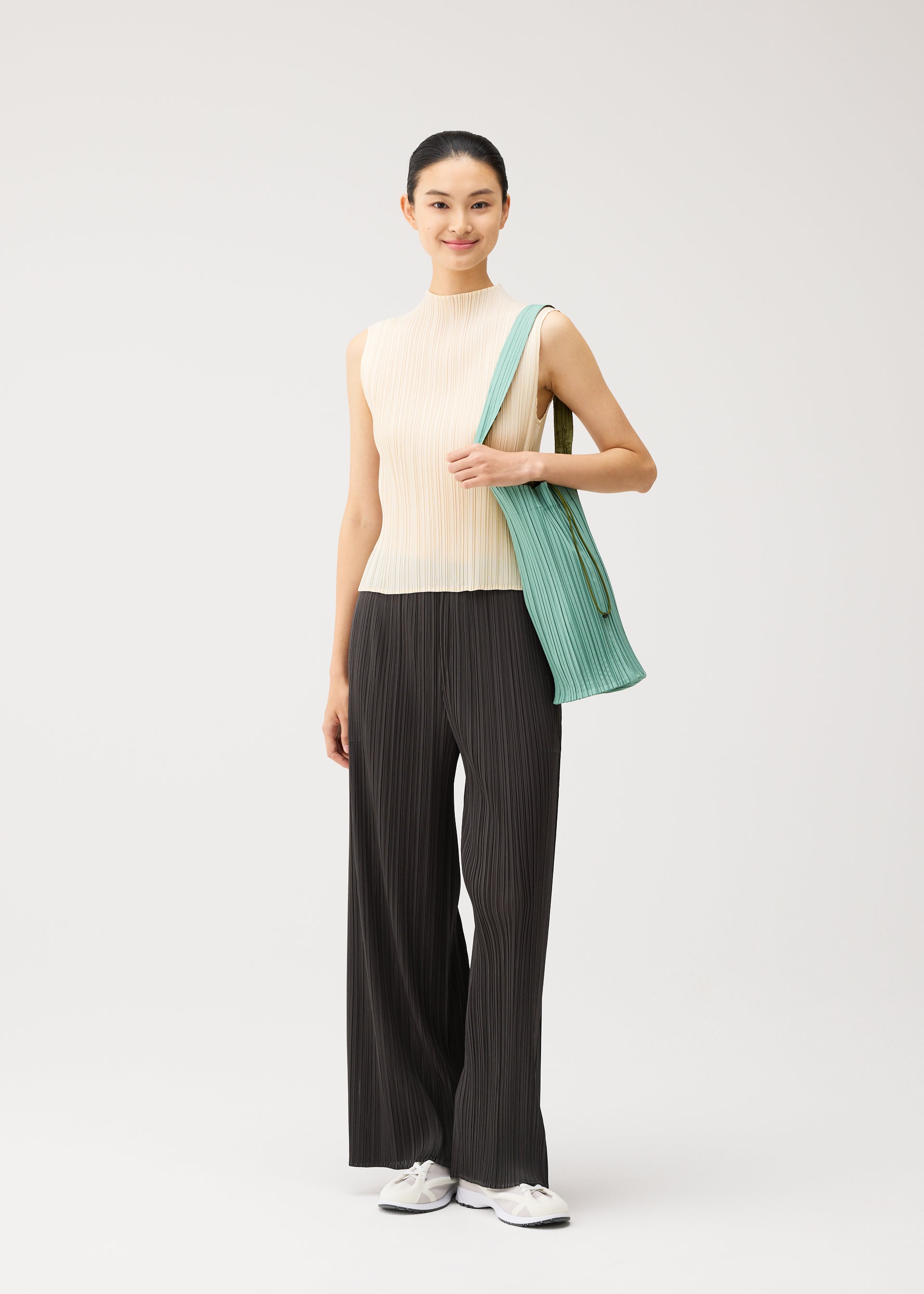 PLEATS SWAN BAG、バッグ&財布_ハンドバッグ、着用画像1