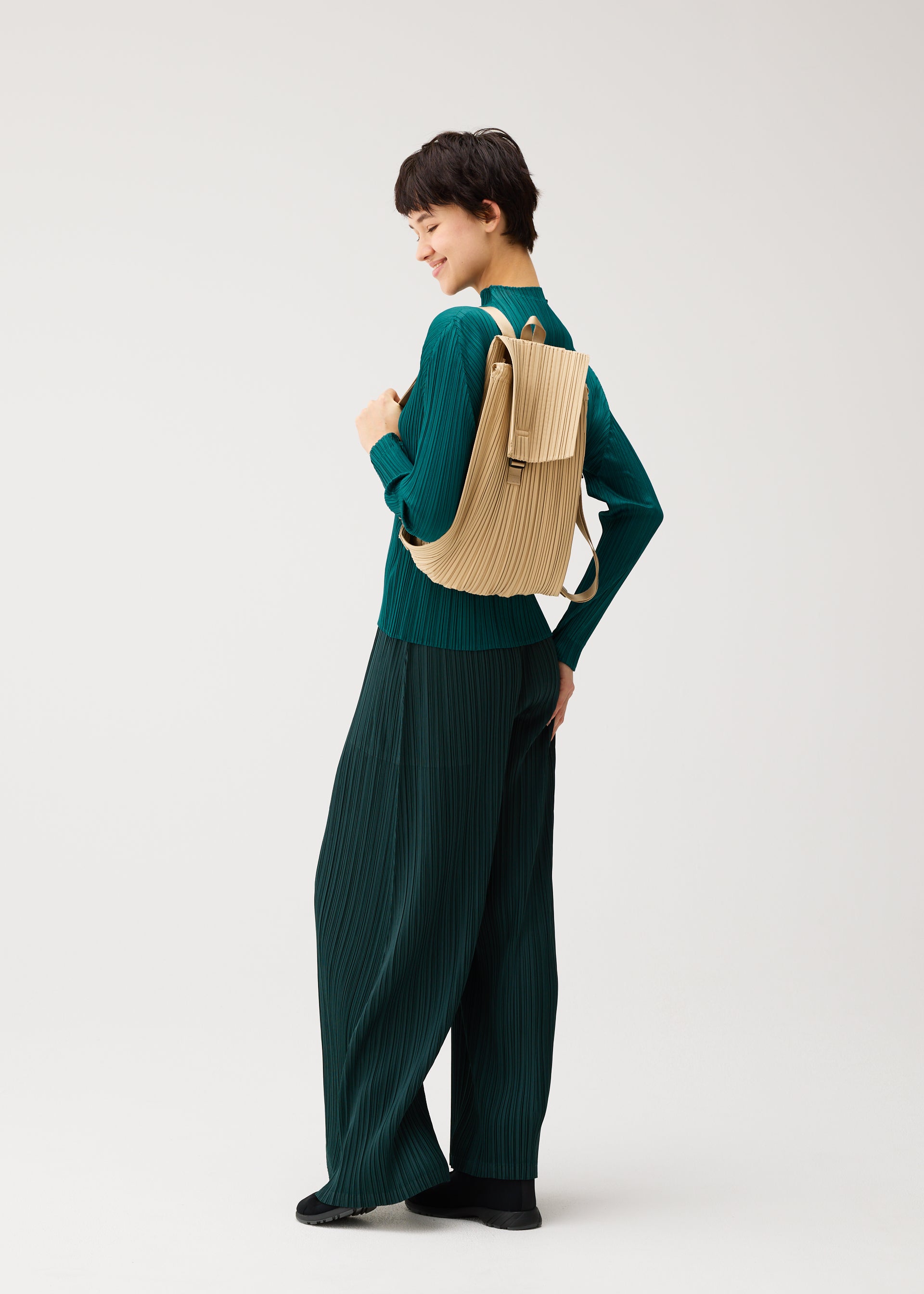 ★新品　プリーツプリーズ　ナップサック　ベージュ　発送6/15~ PLEATS KNAPSACK – isseymiyake.com