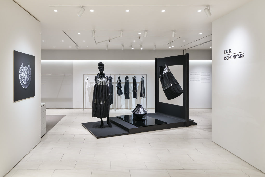 132 5. ISSEY MIYAKE 「No. 3-2」
