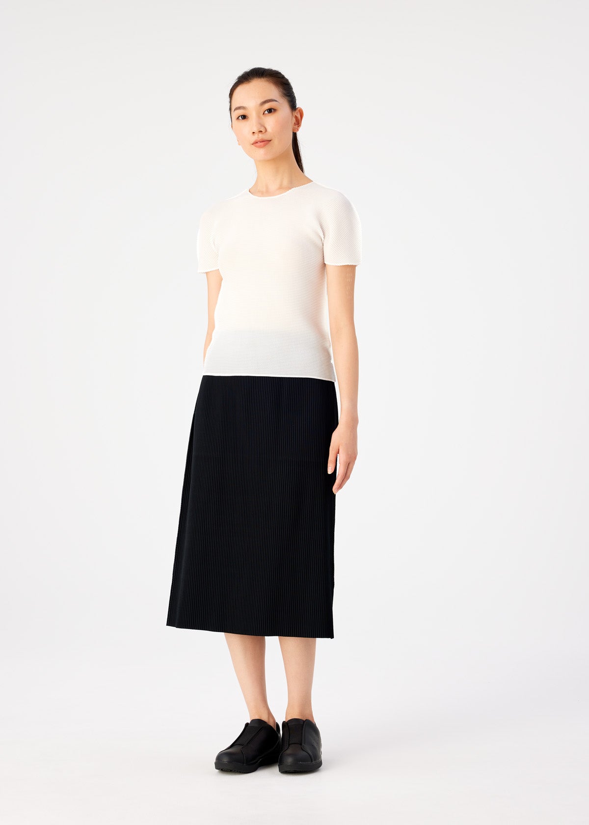 FINE KNIT PLEATS BLACK、ウィメンズ_スカート、着用画像1